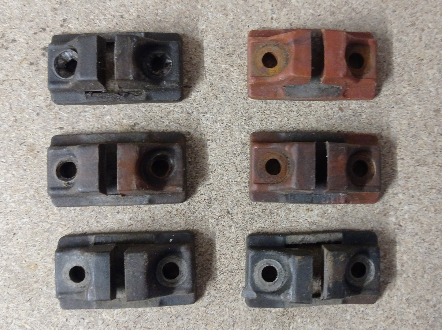 1541 - 1400 x PNP Screw Fit Rail Chairs for 5/8" aluminium rail