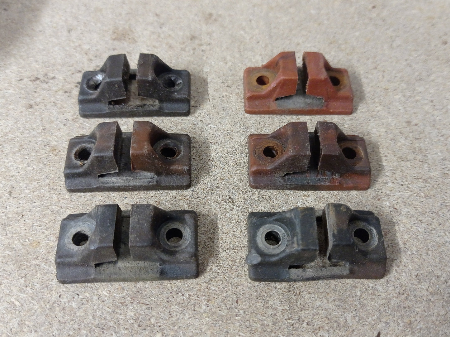 1541 - 1400 x PNP Screw Fit Rail Chairs for 5/8" aluminium rail